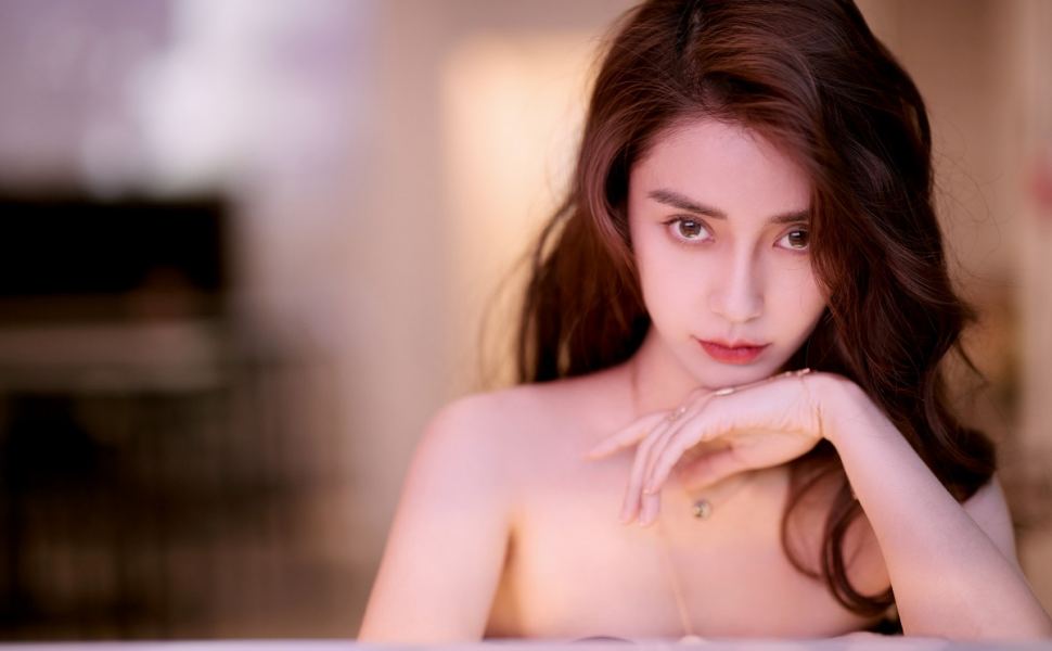 暴力调教现场？我的母狗竟敢绿我！水手服厕所罚喝尿，棍棒打到湿透