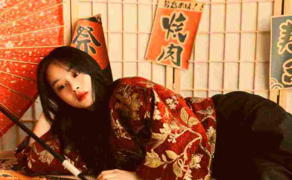 日照金海路公园凌晨惊现醉酒女自慰，外卖小哥围观拍视频引热议
