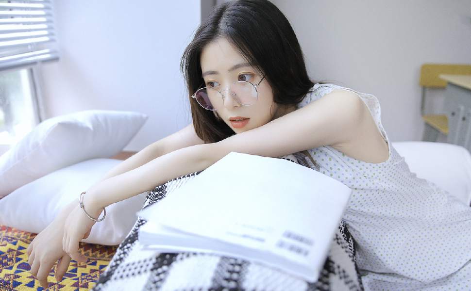 成都街头不雅一幕：情侣当街亲密行为引热议，女主角表情极度投入