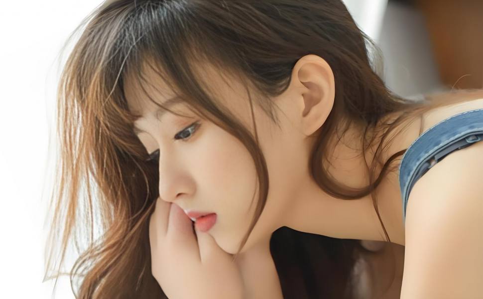 成都闹市区情侣争执升级，女子当街脱衣狂奔，男友跪地劝阻难挽回局面