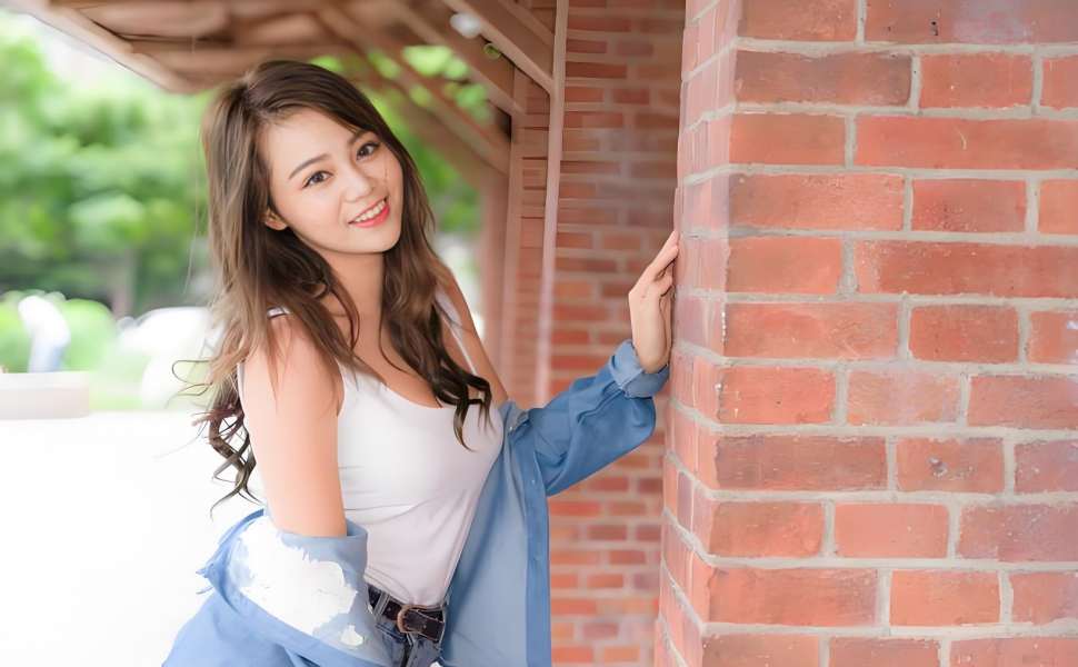 车模程儿车展意外走光！抖音286万粉网红被曝不穿内裤，裙底风光全漏