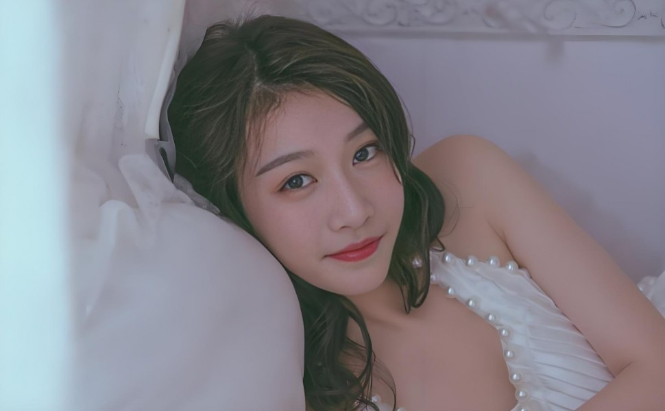 网友热议：天津清纯女生李逸瑕被曝与已婚邻居大叔偷情，视频尺度惊人——清纯人设彻底崩塌！