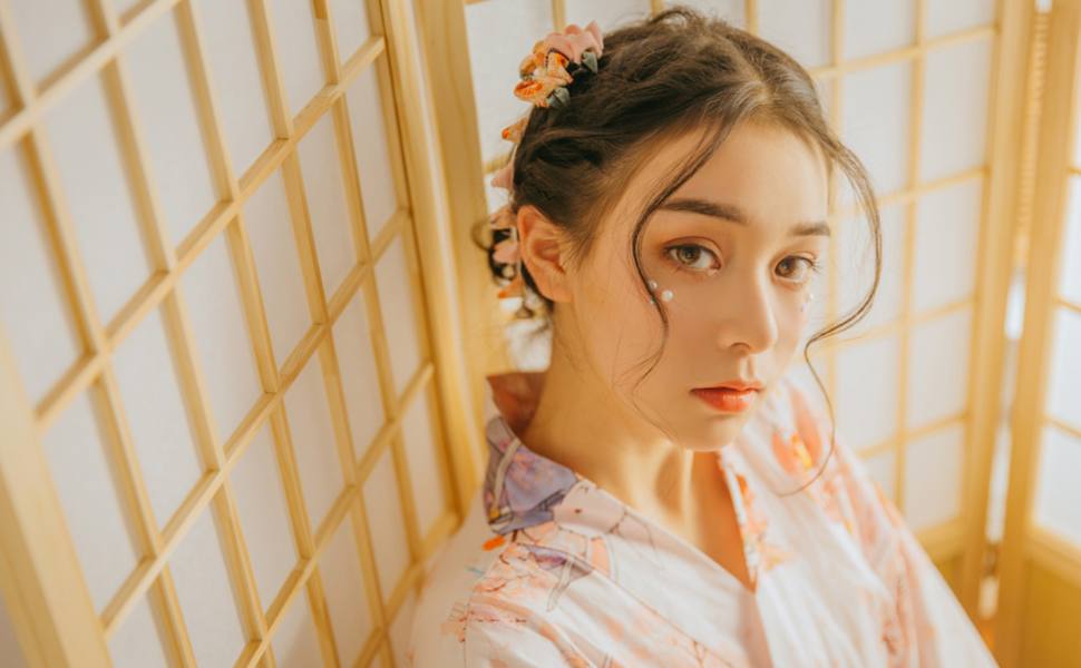 时间线复盘：高颜值眼镜女“太子妃”的多面人生——从高冷模特到SM性虐主角的福利视频全记录