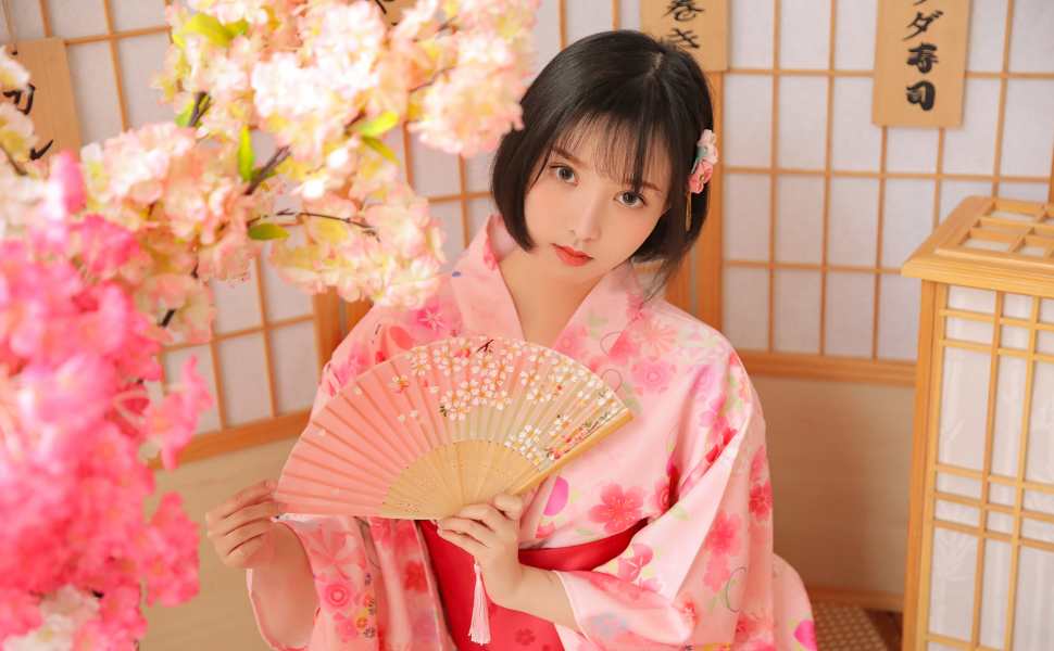 杭州女生钱希彤人设崩塌：清纯校花被曝受老登包养，真相令人咋舌
