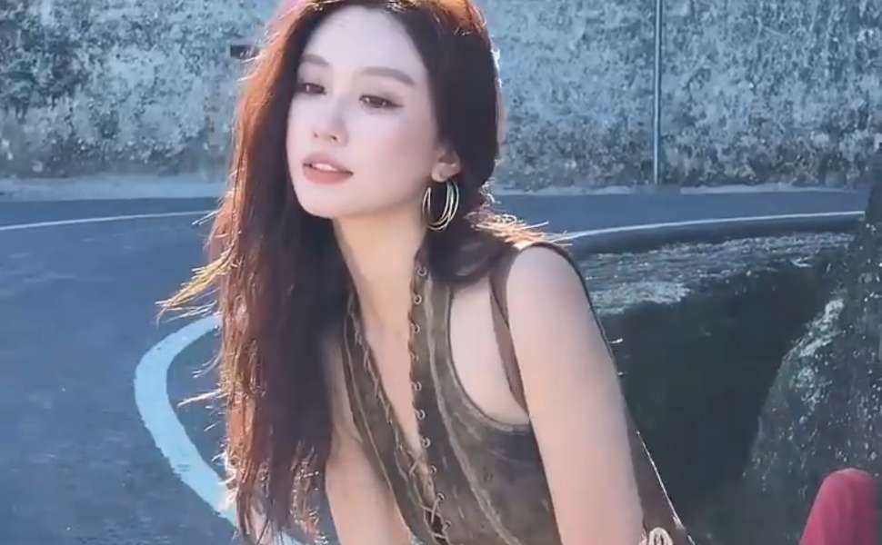惊爆！云南清纯妹“十三妖”私密视频外流！激情场面让人目瞪口呆！